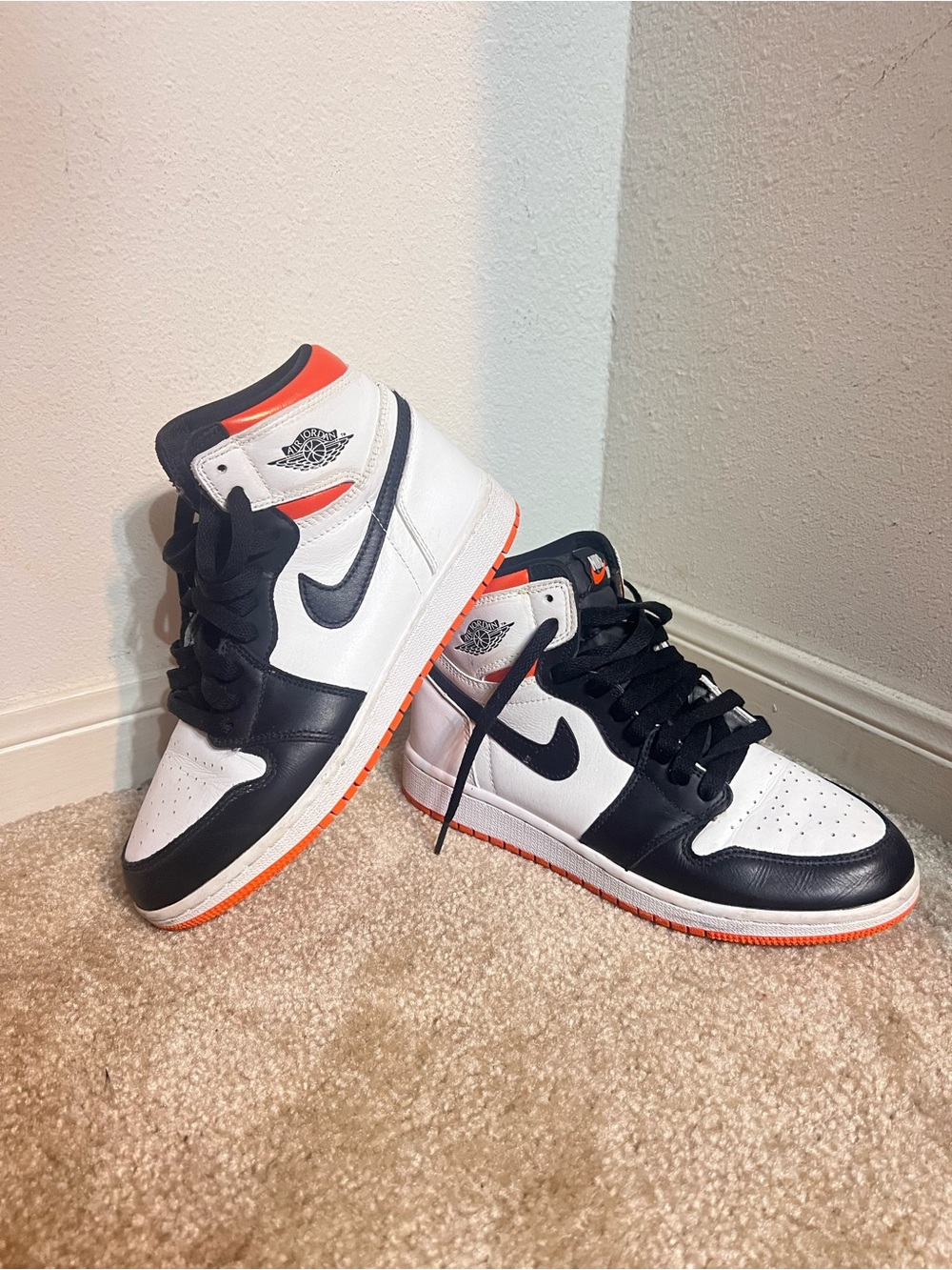 Jordan 1 Retro High
Electro Orange